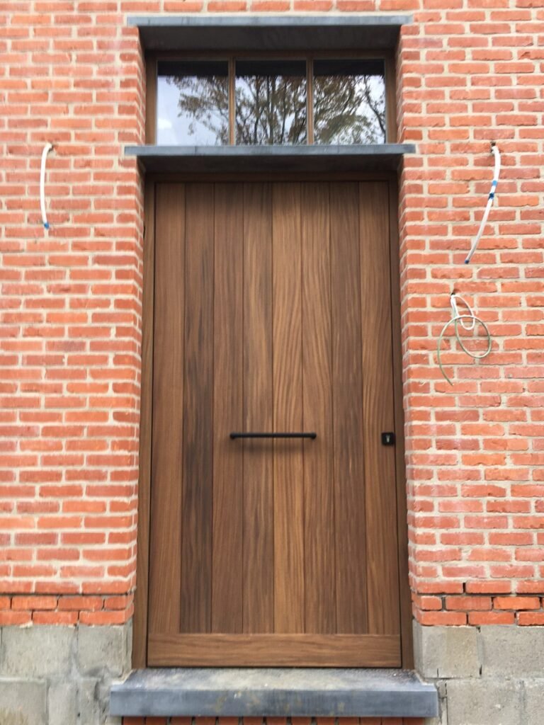 Modern houten raamprofiel met hoogrendementsglas, geplaatst door Janssen Ramen.