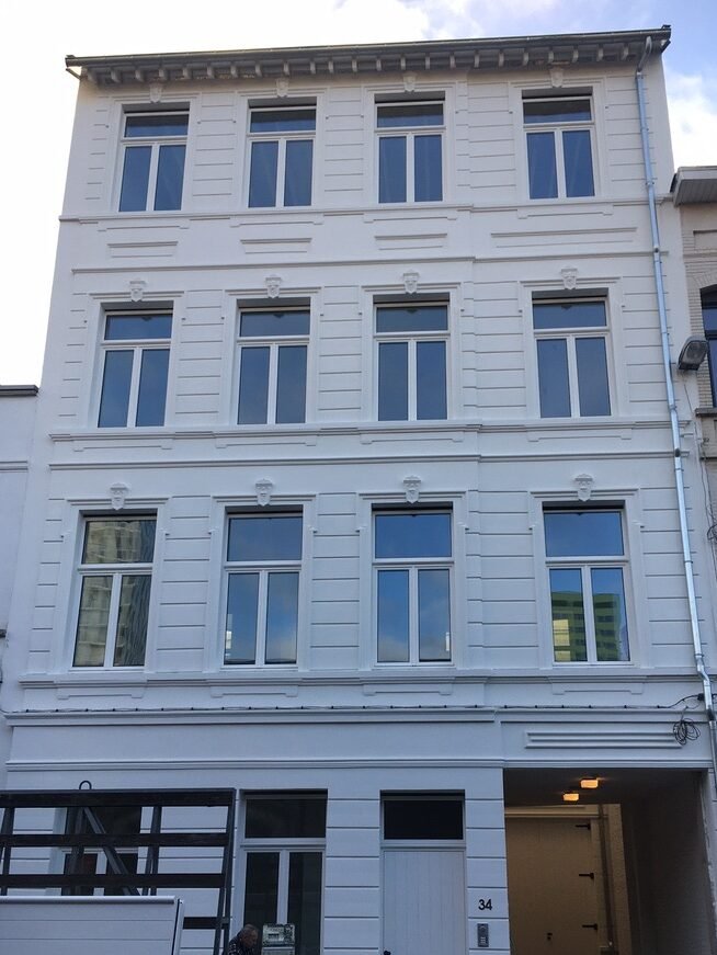 Renovatie van een statig wit herenhuis, voorzien van nieuwe witte houten ramen met klassieke indeling door Janssen Ramen.