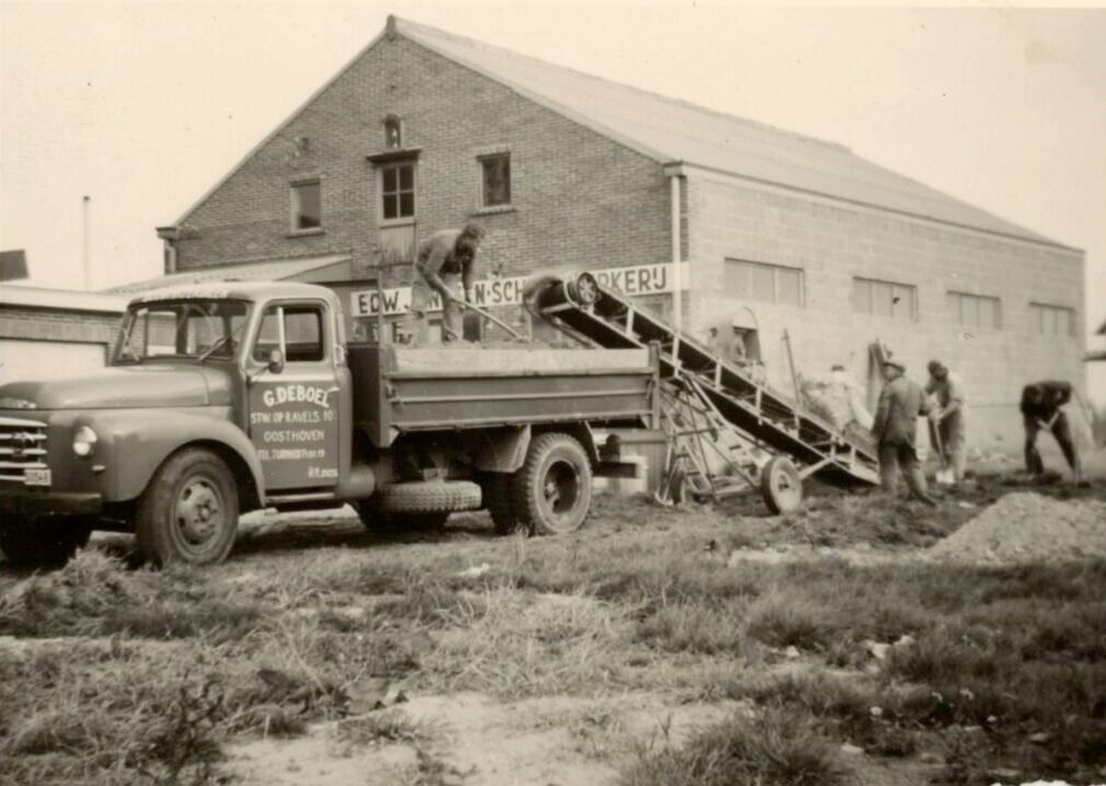 Historische foto van de oorspronkelijke schrijnwerkerij, de basis van ons vakmanschap in houten ramen