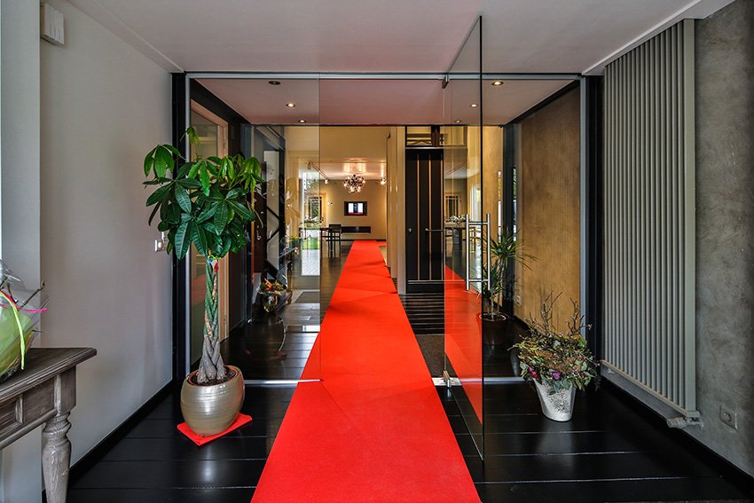 Moderne glazen binnendeur en inkomhal van de showroom