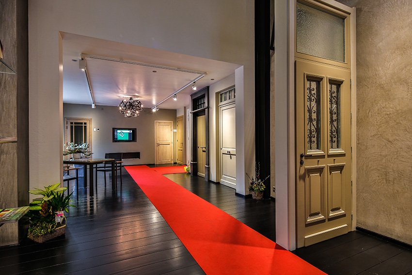 Presentatie van diverse houten voordeuren in pastorijstijl in de Toonzaal Janssen Ramen
