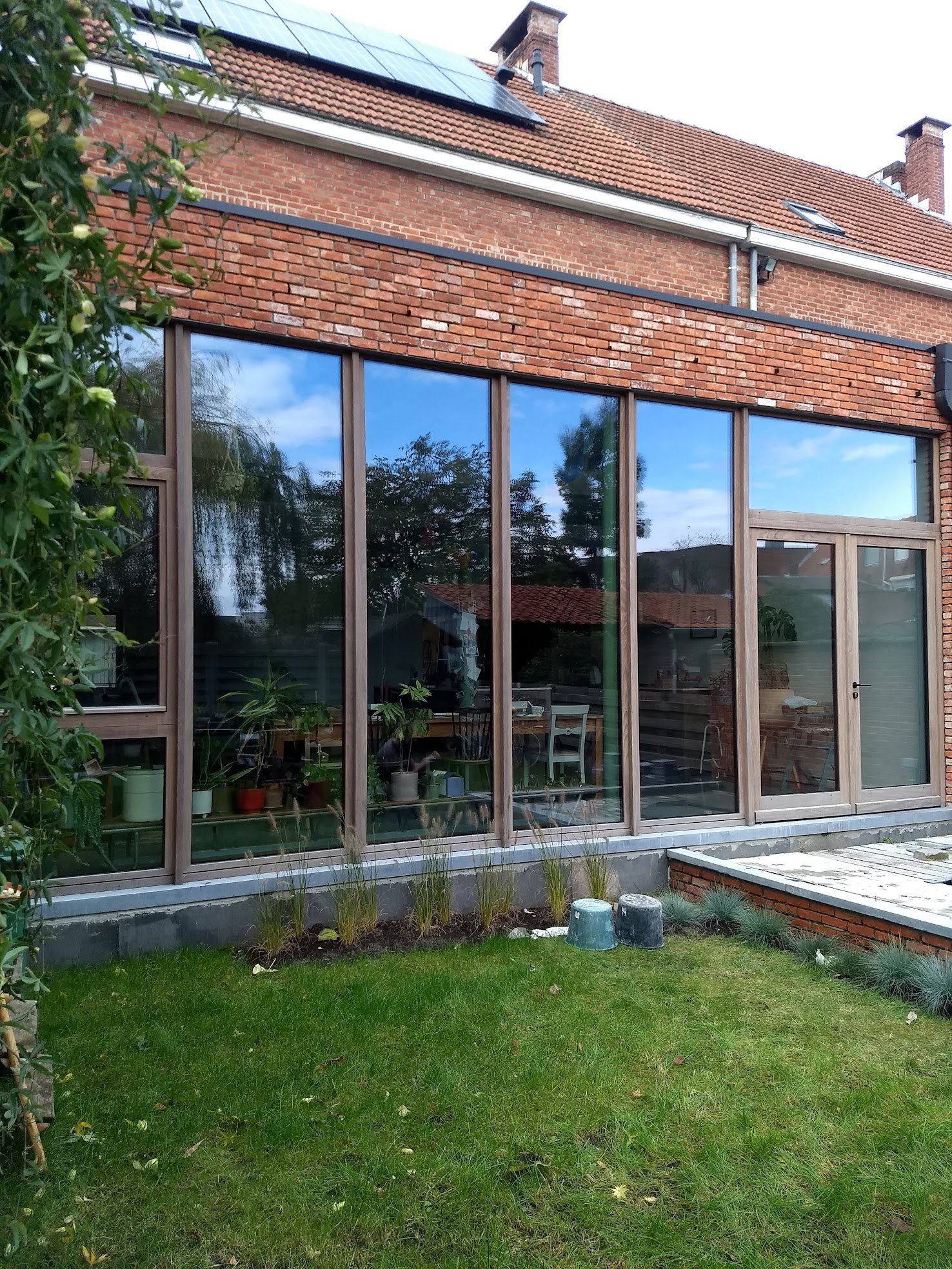 Tevreden klantbeoordeling over de plaatsing van houten ramen en deuren.